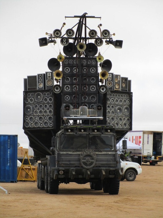 http://www.unificationfrance.com/IMG/jpg/mad_max_fury_road_voici_._quoi_ressemblent_les_v_hicules_01.jpg